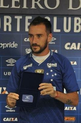 Meia argentino foi apresentado como novo reforo do Cruzeiro nesta quinta-feira (18 de janeiro)