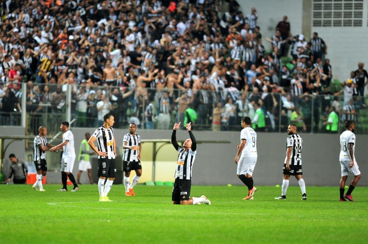 Galo deslanchou no segundo tempo com gols de Fbio Santos, de pnalti, e Vinicius