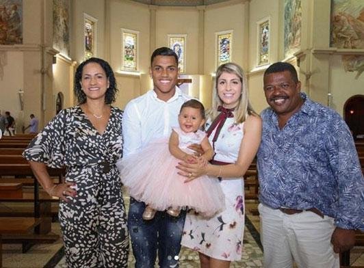 Pedro Rocha e seus familiares celebraram o batismo da pequena Vitria