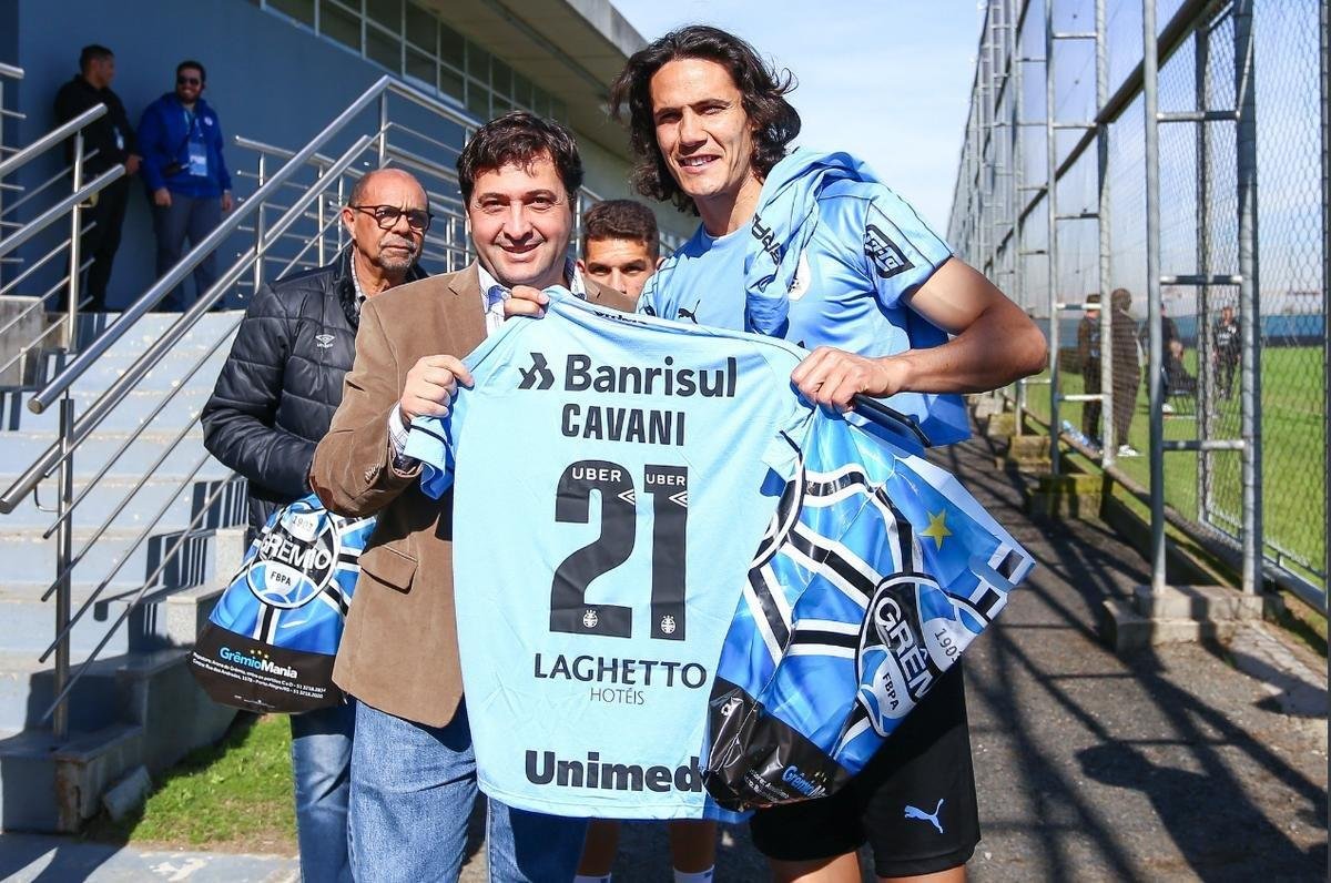 Cavani também ganhou um camisa do tricolor gaúcho