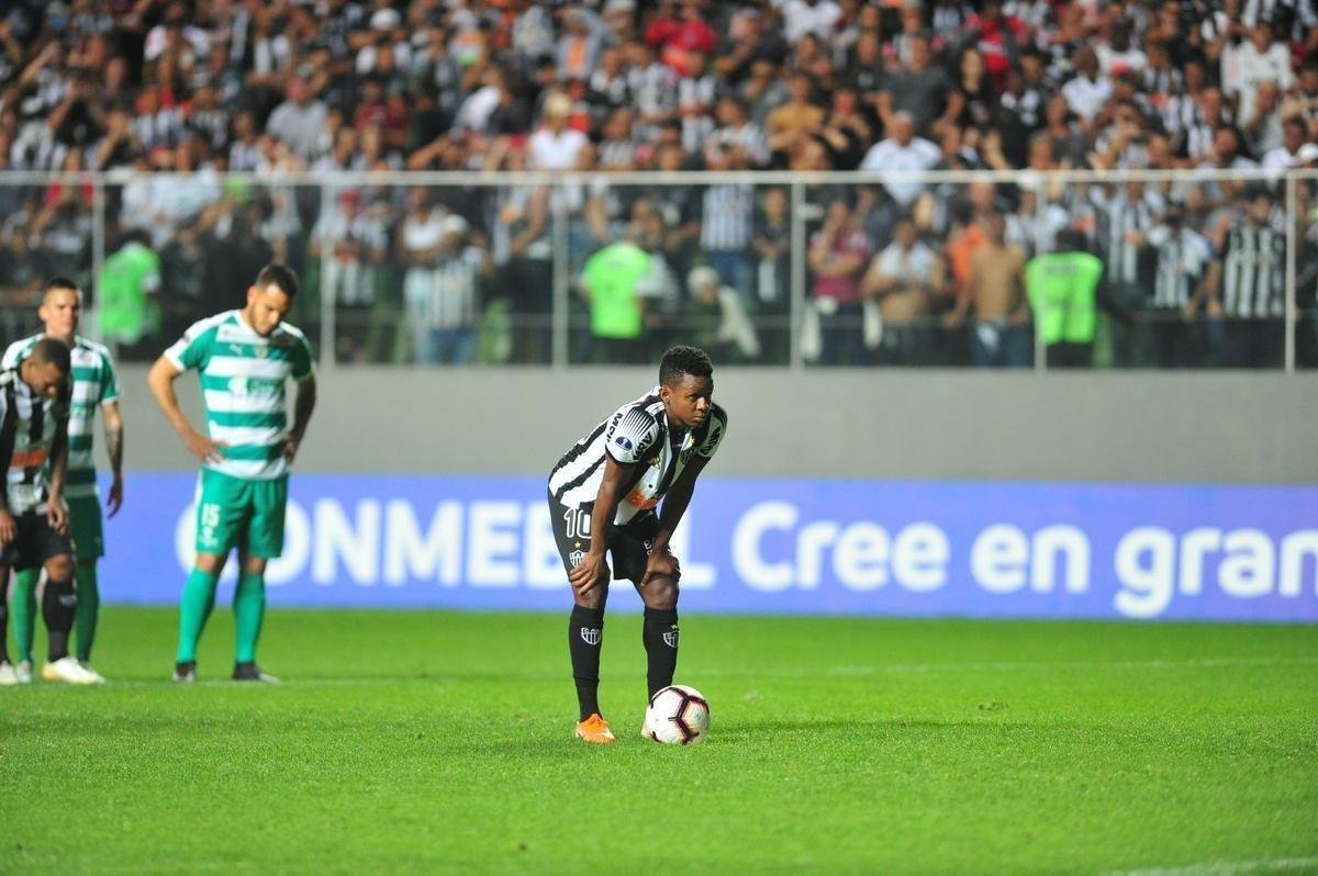 Cazares perde pnalti, Otero marca, mas rbitro invalida gol por invaso da grande rea