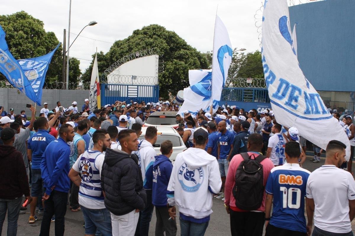 Torcedores do Cruzeiro foram  porta da Toca II apoiar os jogadores s vsperas do jogo com o Flamengo