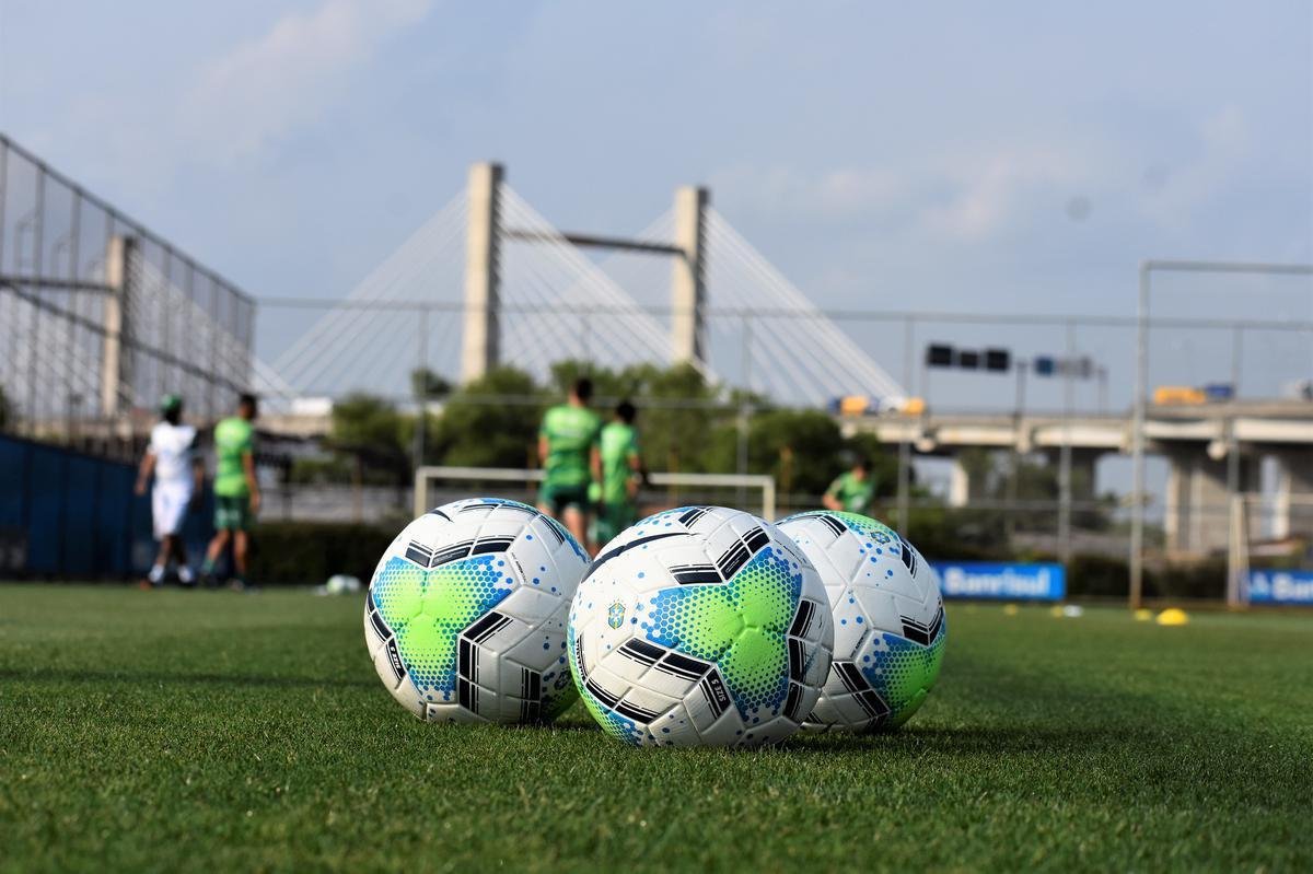 Nesta tera-feira, no CT do Grmio, em Porto Alegre, Lisca comandou atividades leves com bola e concluiu preparao do Amrica para o duelo contra o Internacional, pelas quartas de final da Copa do Brasil. Partida ser realizada nesta quarta-feira, s 21h30, no Beira-Rio.