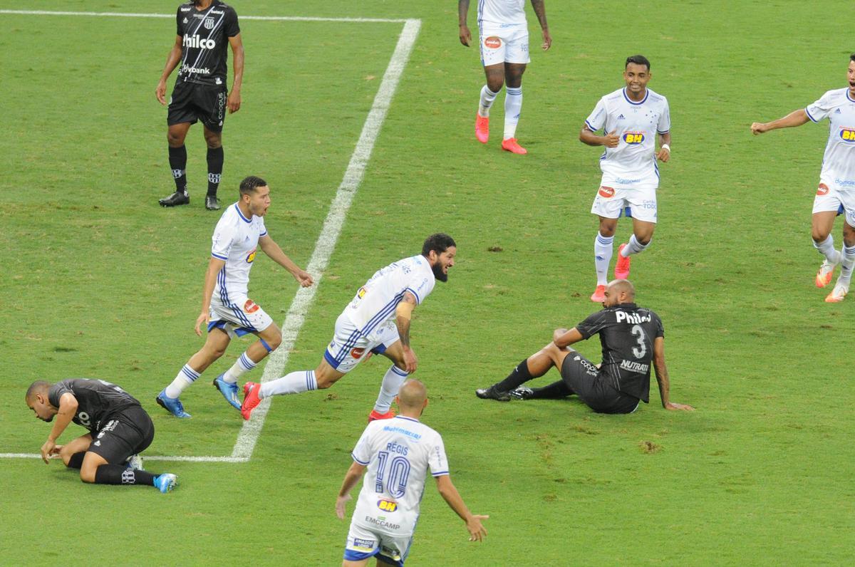 Ainda no primeiro tempo, Cruzeiro ampliou com gol de Arthur Caike