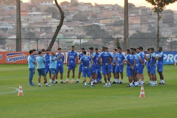 Cruzeiro iniciou sua intertemporada nesta segunda-feira na Toca da Raposa II. Tcnico Mano Menezes contou com elenco completo. Grupo agora comea preparao para decises com Atltico na Copa do Brasil, River Plate na Copa Libertadores e 29 rodadas restantes do Campeonato Brasileiro