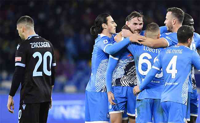 Napoli detonou a Lazio no Estádio Diego Armando Maradona e alcançou liderança isolada