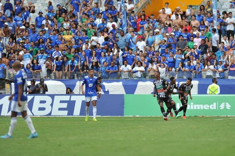 Rafhael Lucas empatou para o Athletic, tambm em cobrana de pnalti: 1 a 1