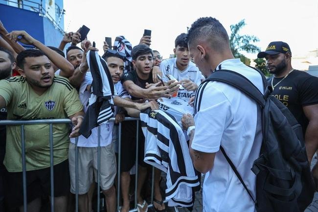 No fim da tarde desta sexta-feira (4/3), delega��o do Atl�tico desembarcou em Governador Valadares, onde enfrentar� o Democrata pelo Campeonato Mineiro.