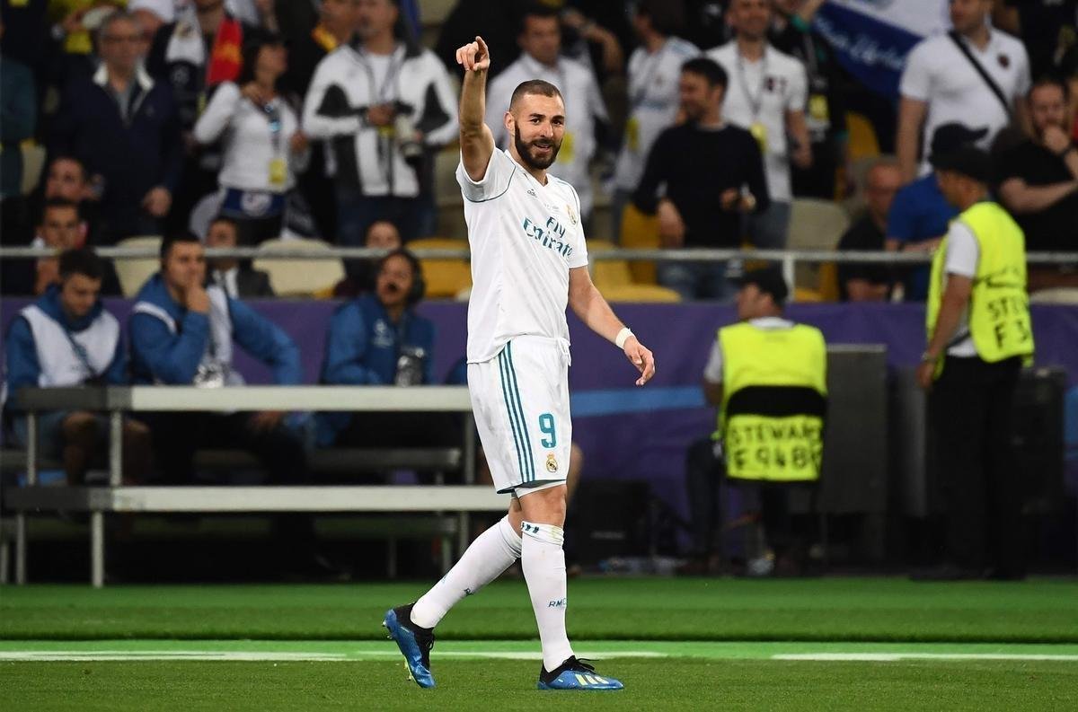 Goleiro Loris Karius, do Liverpool, vacilou na sada de bola, e Benzema, do Real, aproveitou para roubar a bola e abrir o placar na final: 1 a 0