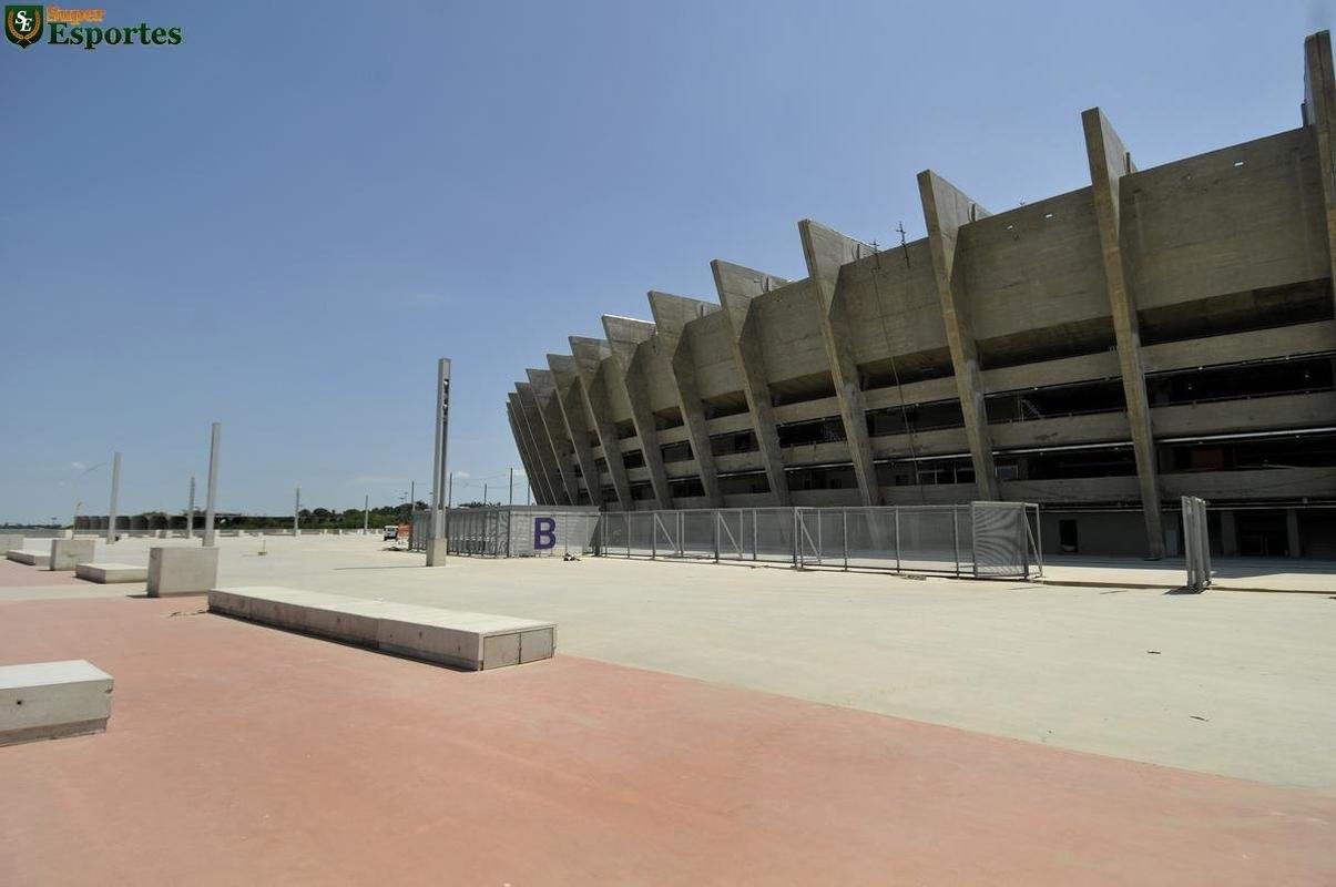 06/12/2012 - Esplanada quase pronta. Reforma entra na parte dos detalhes, do acabamento final.