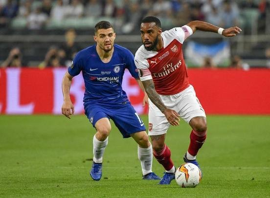 Com direito a um show de Hazard no segundo tempo, quando o craque belga marcou dois gols e ainda deu assistncia para Pedro balanar as redes, o Chelsea goleou o Arsenal por 4 a 1, nesta quarta-feira, no estdio Olmpico de Baku, no Azerbaijo, e conquistou o seu segundo ttulo da Liga Europa