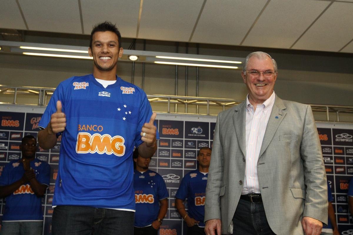 Henrique retornou ao Cruzeiro em 2013 como contrapeso da negociao que levou Montillo ao Santos