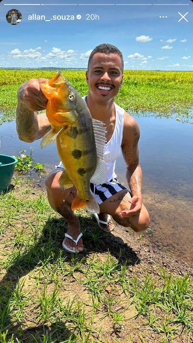 Volante Allan, entusiasta da pescaria, fez vrios registros praticando o hobby nos ltimos dias de frias.