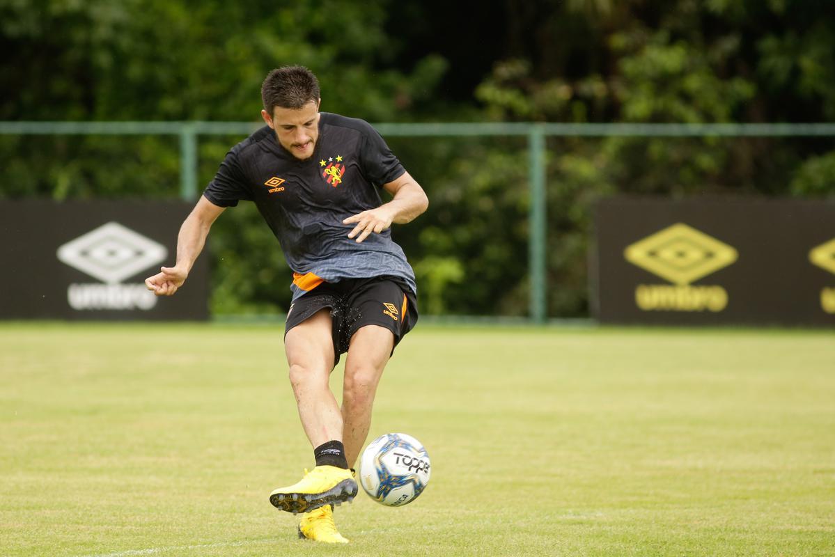 No primeiro trabalho, houve um treinamento tático, que exigia troca de passes e triangulações dos jogadores, com o elenco dividido em grupos de três atletas cada. Em seguida, os jogadores foram divididos em dois grupos no mesmo campo para o trabalho específico por setores de defesa e ataque. De um lado, os zagueiros, laterais e volantes participaram de um treino tático de posicionamento com o auxiliar Daniel Cerqueira. Do outro, os meias e atacantes fizeram um trabalho específico de passe e finalização sob o comando do técnico Daniel Paulista.