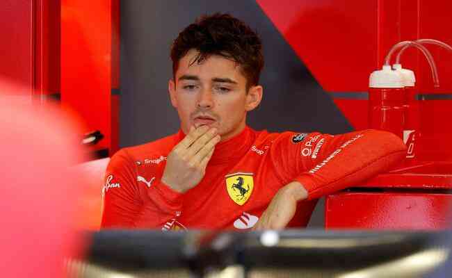 Charles Leclerc, piloto da Ferrari, parou para tirar fotos com fãs e teve o relógio de luxo roubado