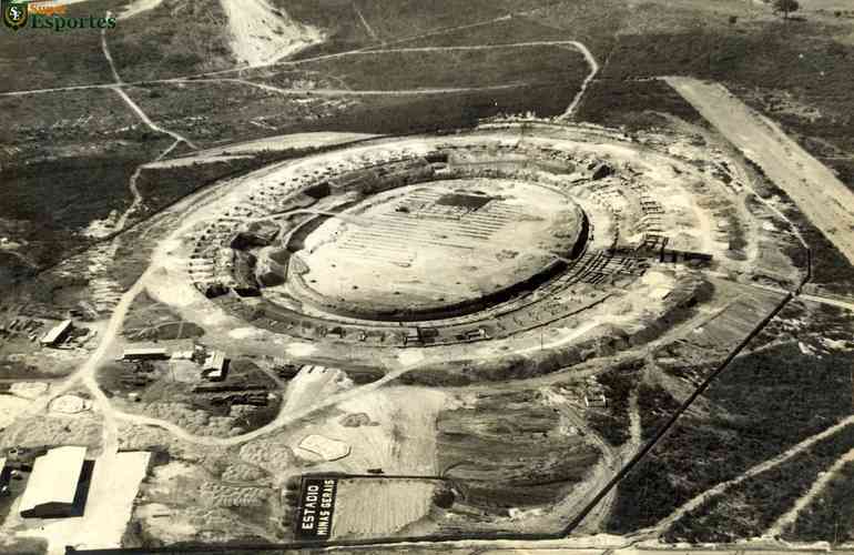 Janeiro de 1962 - Vista area das obras de construo do Mineiro