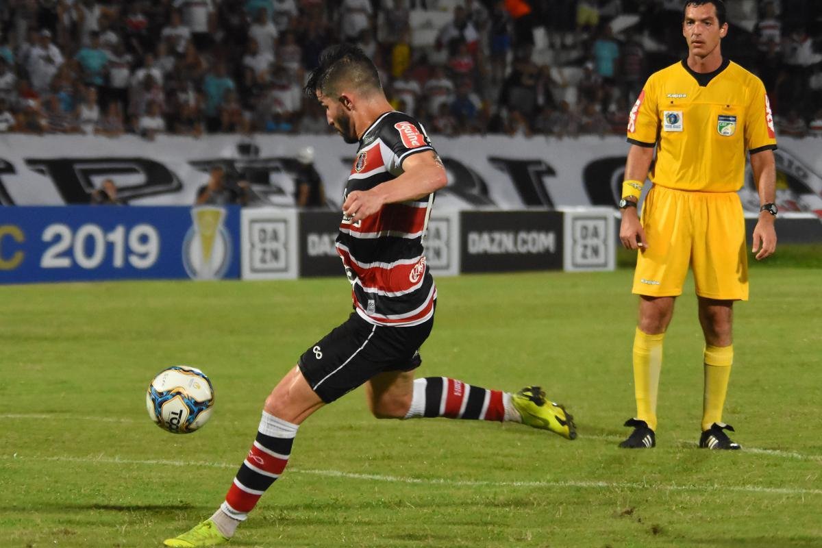 Em jogo movimentado, Santa Cruz e Treze se enfrentaram pela estreia da Série C de 2019. O time paraibano saiu à frente no primeiro tempo, com vantagem de 2 a 0 no placar. Com a virada após o intervalo, o Santa Cruz pressionou, mas o empate só viria após a invasão de um cachorro. Batizado depois de 'Pipicão', o cão foi retirado de campo pelo goleiro Anderson, e daí por diante o Santa empatou com gols de Neto Costa e Guilherme Queiroz, ambos reservas da equipe na ocasião.