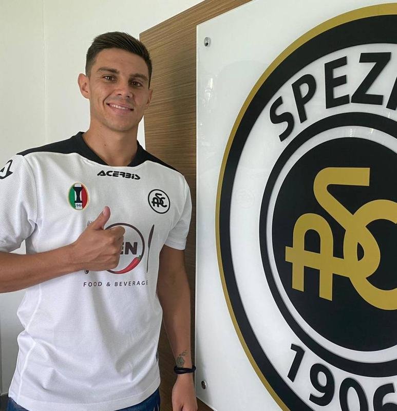Lo Sena - O volante de 25 anos assinou contrato de emprstimo com o Spezia, da Itlia, at o fim de junho deste ano, com opo de compra. Participou de apenas quatro jogos no clube italiano e no marcou gol. 