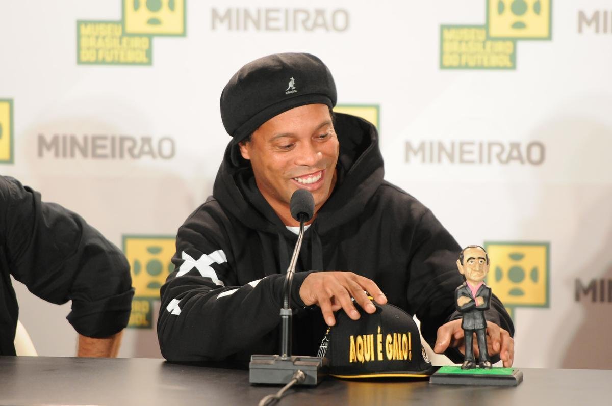 Ronaldinho Gacho lanou nesta tera-feira, no Mineiro, a exposio 'Fragmentos de um gacho', do artista Camaleo; astro ainda entrou para a Calada da Fama do estdio, em Belo Horizonte.
