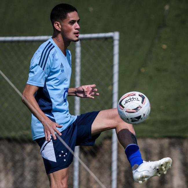 Fotos do treino do Cruzeiro nesta quinta-feira (4), na Toca da Raposa II, em Belo Horizonte. Time celeste enfrentar o Tombense no sbado, s 19h, no Mineiro, pela Srie B.