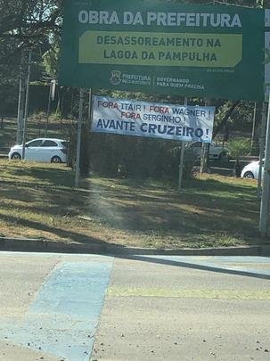 Faixas contra a diretoria do Cruzeiro