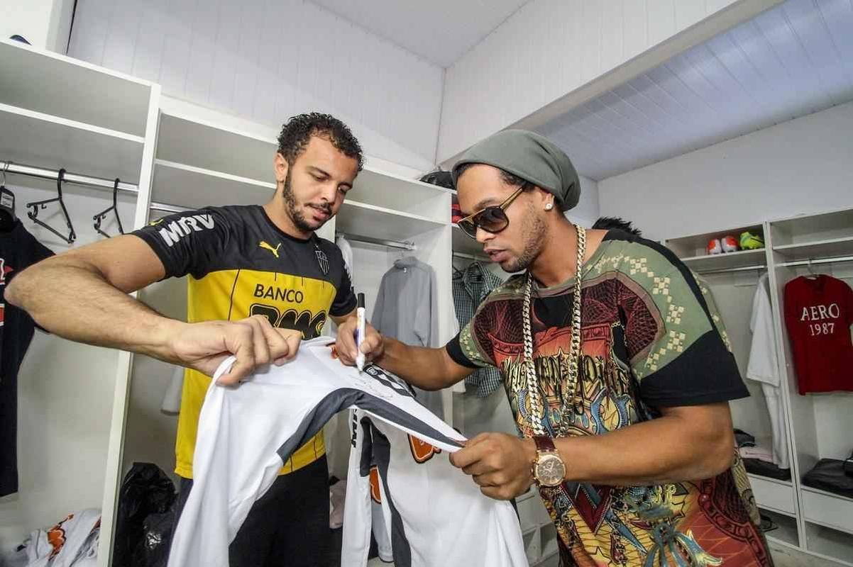 Ronaldinho Gacho se despediu dos jogadores e dos funcionrios do Atltico