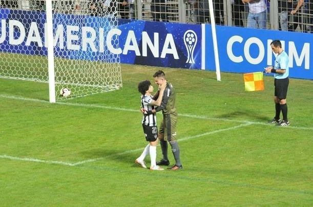 Depois de vitria do Atltico por 1 a 0 no tempo normal, Victor pegou trs pnaltis do Unin La Calera e levou o time alvinegro s oitavas de final da Sul-Americana