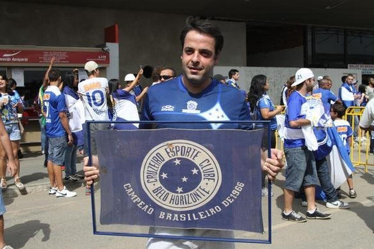 Na chegada ao Aeroporto de Confins, jogadores do Cruzeiro, campees brasileiros, fizeram festa com a torcida e at subiram no teto do nibus do clube