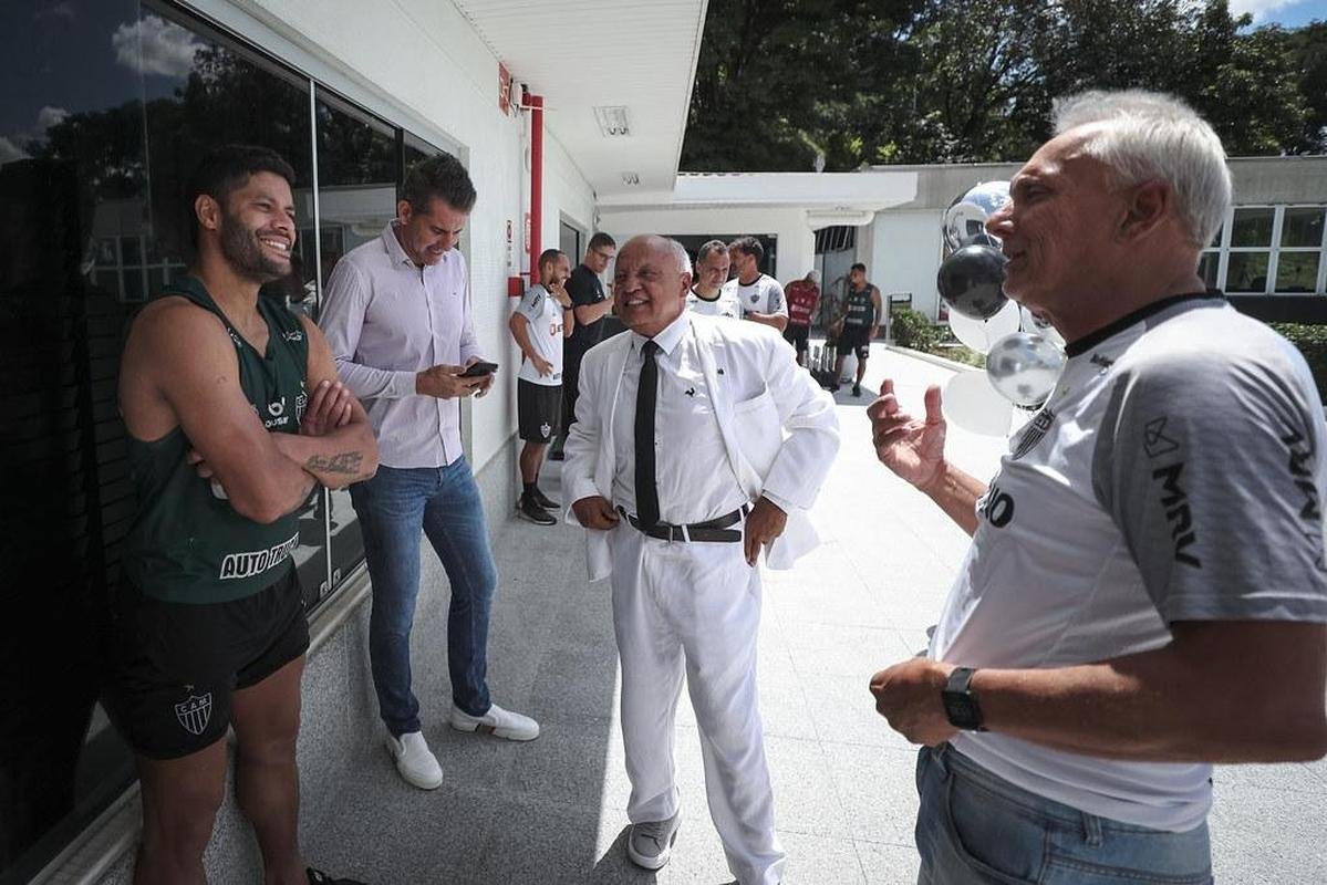 Comemorao pelo aniversrio do Galo e treino