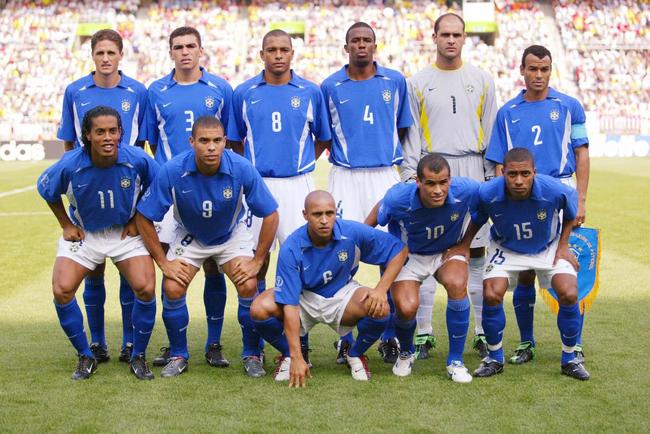 O uniforme azul da Copa de 2002 também trazia as listas do uniforme número  1, estas em branco