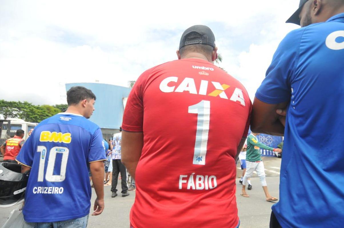 Torcedores do Cruzeiro protestam na porta da Toca da Raposa II, nesta quinta-feira (06/01), contra a sada do goleiro Fbio do clube