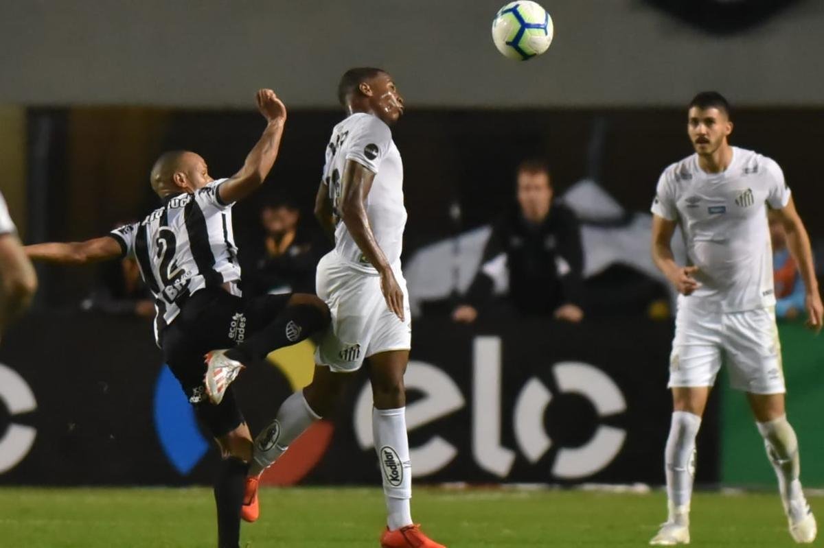 Atlético derrotou Santos por 2 a 1, de virada, com gols de Chará, e avançou às quartas de final da Copa do Brasil