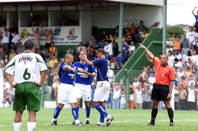 Astro internacional, Rivaldo teve passagem-relmpago pelo Cruzeiro em 2004. O craque chegou ao clube por indicao do Vanderlei Luxemburgo e acabou pedindo resciso do vnculo quando o tcnico deixou o clube devido a um desentendimento com os irmos Alvimar de Oliveira Costa e Zez Perrella, presidente e vice de futebol. Foram 11 jogos e dois gols marcados. Rivaldo no vestiu a 10, mas  um 'tpico 10' da histria celeste.