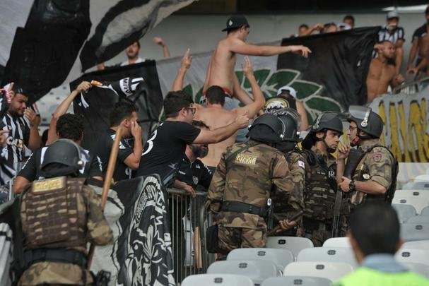 Fotos da torcida do Atltico durante o clssico contra o Cruzeiro
