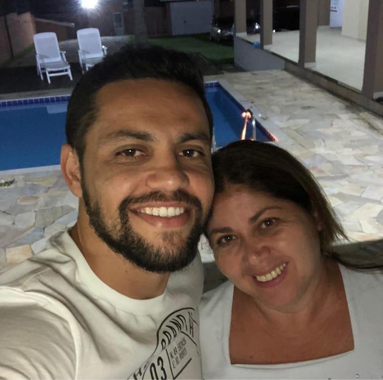 Atacante Felipe Azevedo, do Amrica, e a me