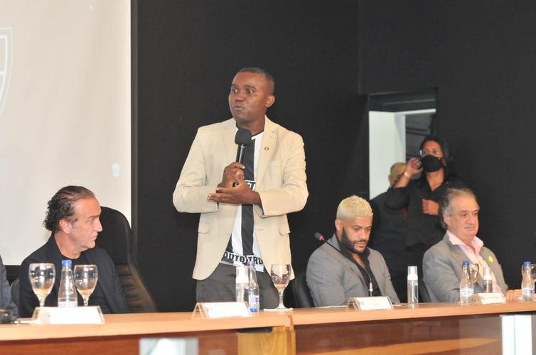 Nesta segunda-feira (6), o diretor de futebol Rodrigo Caetano, o tcnico Cuca e o atacante Hulk, do Atltico, receberam ttulos de cidados honorrios de Belo Horizonte. A iniciativa congratula os alvinegros pelo desempenho esportivo em 2021, com o ttulo do Campeonato Brasileiro.