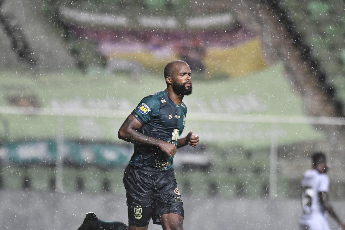 Messias - além de ser bom na bola aérea, graças à estatura de 1,90m, o zagueiro de 26 anos se tornou especialista em bater pênaltis. Ele fez três gols em 36 jogos na Série B e recebeu apenas dois cartões amarelos. Com status de ídolo, já soma sete tentos em 153 partidas oficiais pelo clube.