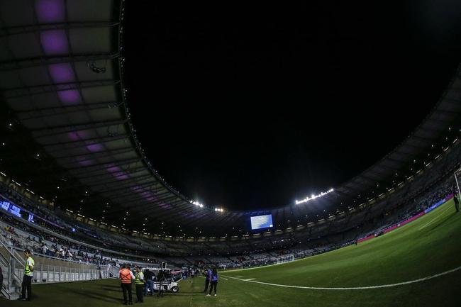Mineiro teve show de luzes e iluminao especial antes do jogo entre Cruzeiro e Ituano pela Srie B do Campeonato Brasileiro. Estdio aderiu  campanha Outubro Rosa, de conscientizao da sociedade para a preveno do cncer de mama. Houve ainda espetculo com fogos e aes de patrocinadores do clube na esplanada para o torcedor, que festejou com o time o ttulo da Srie B do Brasileiro