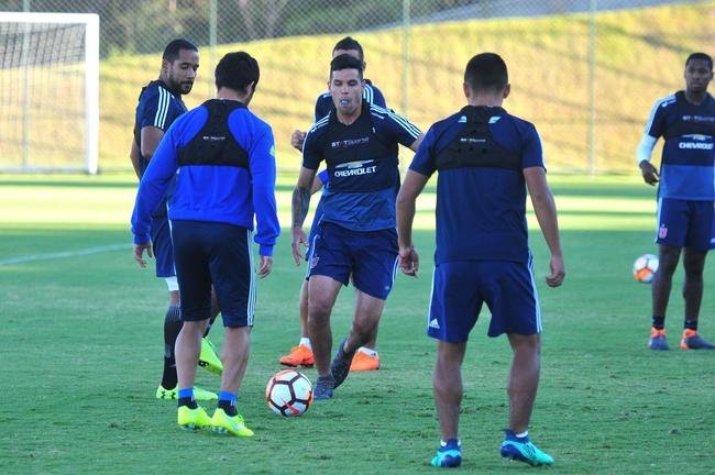 Elenco da Universidad de Chile treinou nesta tera-feira  tarde na Cidade do Galo, em Vespasiano. Time chileno se prepara para enfrentar o Cruzeiro na quinta, s 19h15, no Mineiro, pela Copa Libertadores. Tcnico Angel Guillermo Hoyos ter retornos do zagueiro Jara e do lateral-esquerdo Beausejour
