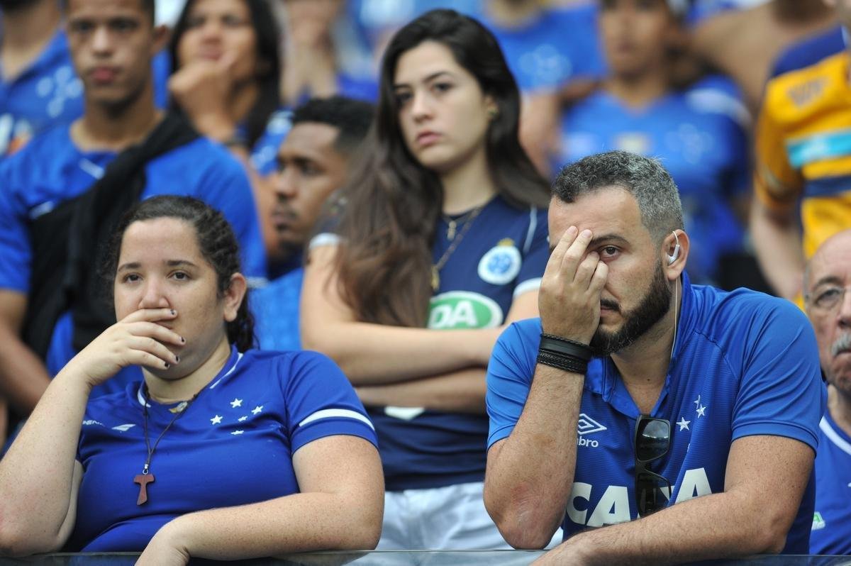 Torcedores choram no Mineiro com derrota e rebaixamento do Cruzeiro