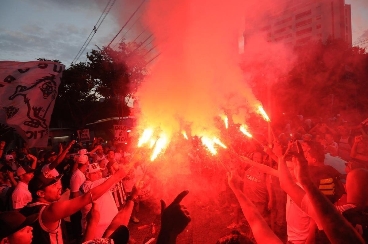 Depois de protesto na madrugada, torcedores do Atltico voltaram  sede de Lourdes, em BH, no final da tarde desta sexta-feira para atacar a diretoria do clube e os jogadores. Time foi goleado por 4 a 1 pelo Cerro Porteo na quarta-feira, em Assuno, e passou a ter chances remotas de se classificar s oitavas de final da Copa Libertadores. No domingo, Galo abre final do Mineiro contra o Cruzeiro, no Mineiro. Presso tenta mexer com brios do elenco s vsperas da deciso.