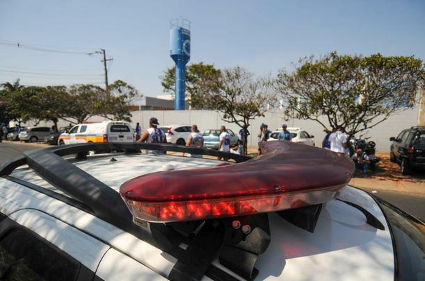 Torcedores protestam em frente  Toca da Raposa II