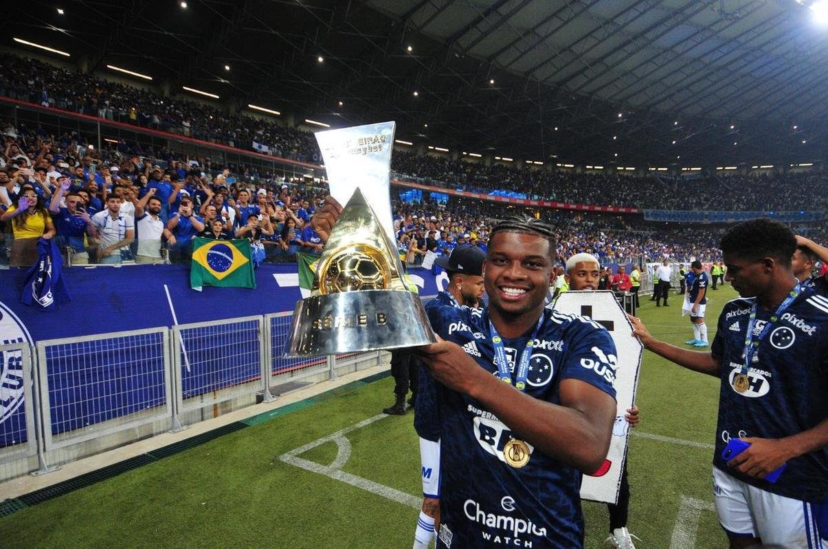 Cruzeiro levanta a taa da Srie B e faz festa no Mineiro