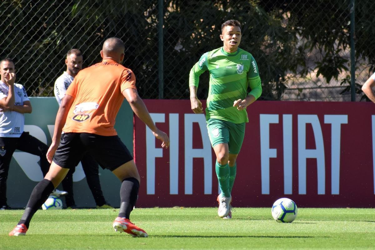 Em jogo-treino realizado na manh deste sbado, na Cidade do Galo, o Amrica venceu o Atltico, por 3 a 1. Os gols do triunfo americano foram marcados por Jonatas Belusso, duas vezes, e Rafael Bilu. O zagueiro Rver descontou para a equipe alvinegra.