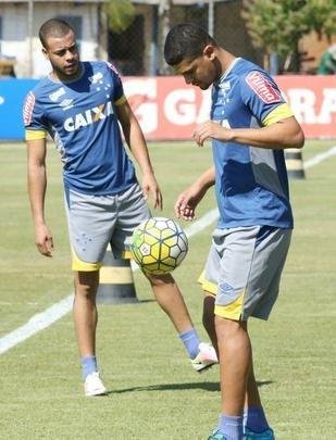 Mano Menezes comandou treino tático em seu segundo dia no retorno ao Cruzeiro