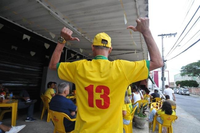 Na regio de Venda Nova, em Belo Horizonte, torcida festeja vitria do Brasil sobre a Coreia do Sul por 4 a 1 pelas oitavas de final da Copa do Mundo