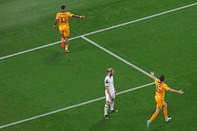 Lances do jogo entre Holanda e Estados Unidos pelas oitavas de final da Copa do Mundo.