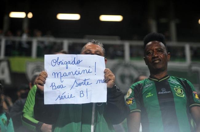 Fotos da torcida do Amrica na partida contra o Grmio, no Independncia, em BH, pela 32 rodada do Campeonato Brasileiro de 2021