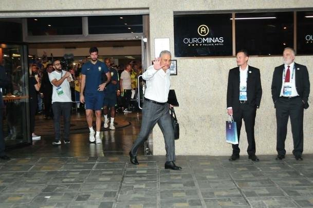 Jogadores da Seleo Brasileira deixaram o hotel rumo ao Mineiro e receberam apoio caloroso da torcida mineira para encarar a Argentina pela semifinal da Copa Amrica