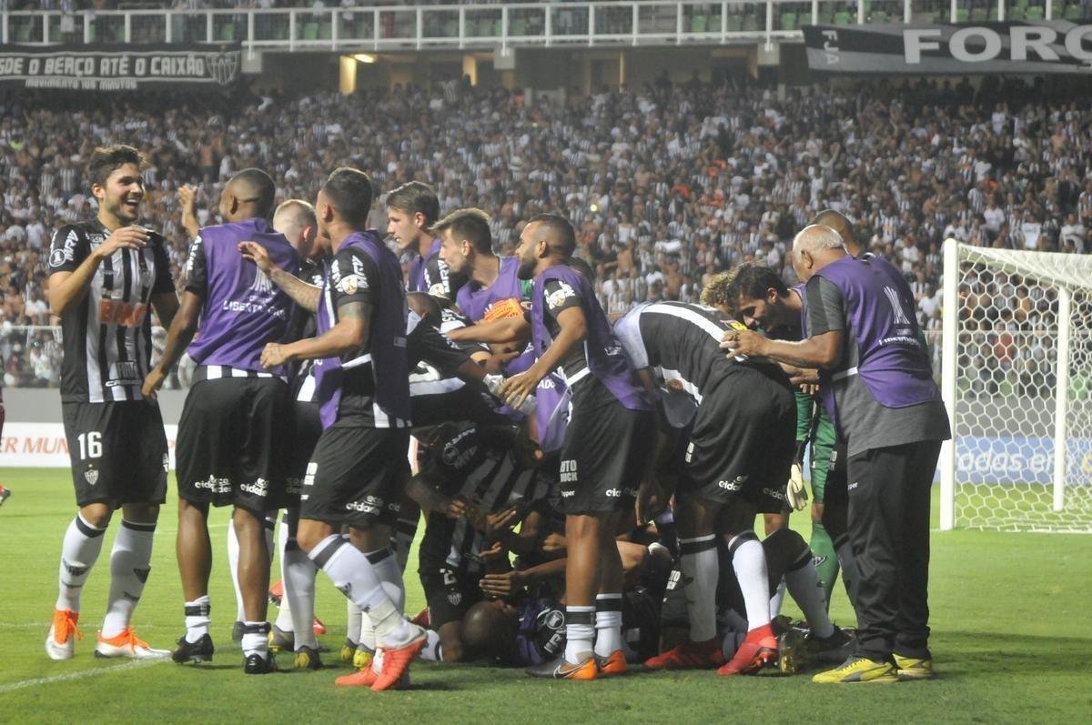 No primeiro tempo, Atltico abriu 3 a 1 no placar, com gols de Luan e Ricardo Oliveira (2)